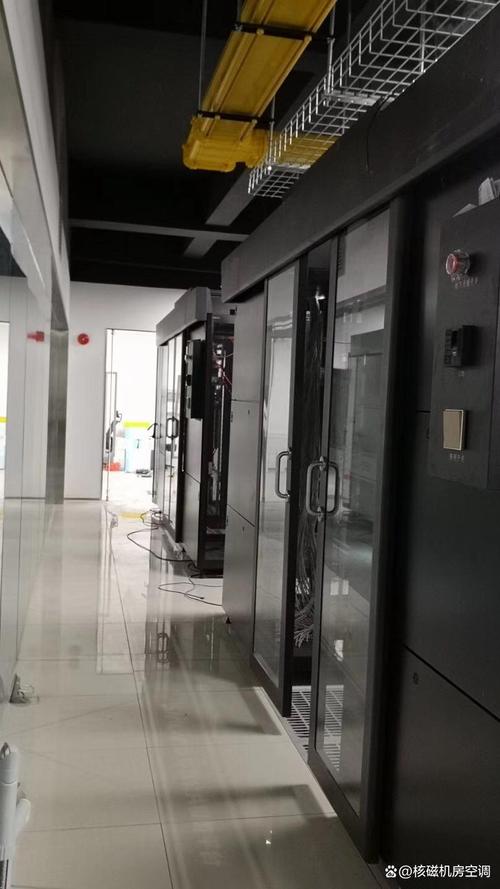 专为高要求的数据中心与服务器机房设计,采用先进的气流优化技术,确保